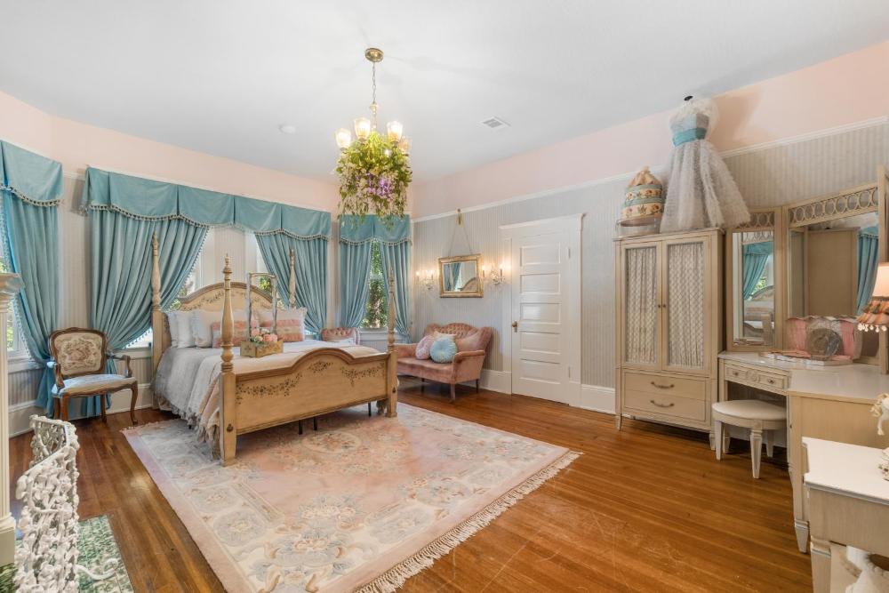 Deluxe Queen Room interior