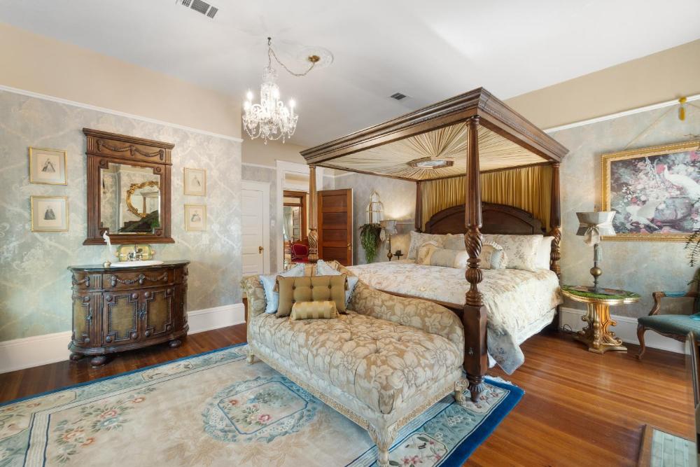Deluxe King Room interior