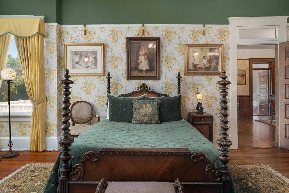Queen Room interior